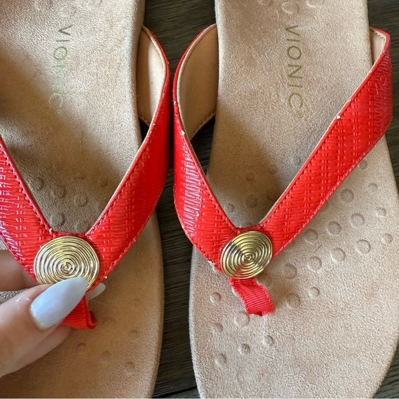 Red Vionic flip flops - Picture 2 of 6